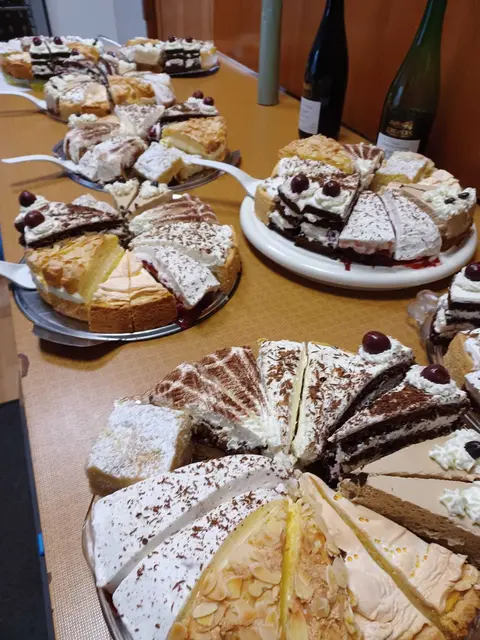 Das Helferteam hatte leckere Kuchen vorbereitet. | Foto: Christa Schmitt