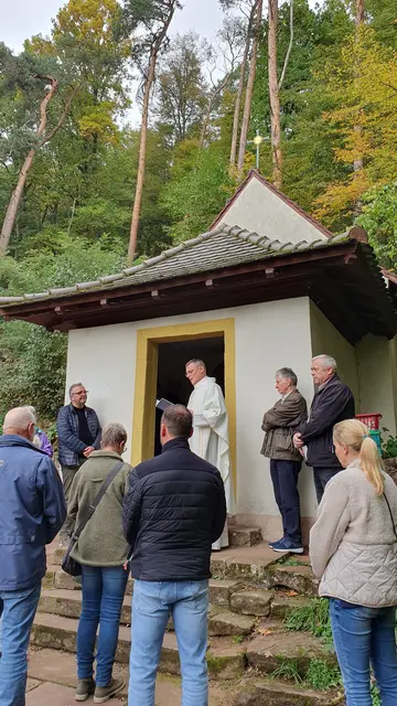 Während des Gottesdienstes: Pfarrer Christian Stadtmüller verkündet das Evangelium von der Hochzeit zu Kana und deutet es anschließend aus. | Foto: Gernot Winter