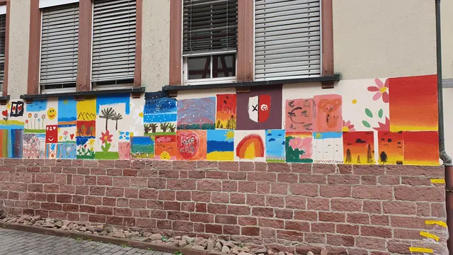 Zwischen Fenstersims und Sockel: ein kreativer Anstrich durch Kinderhand | Foto: Gernot Winter