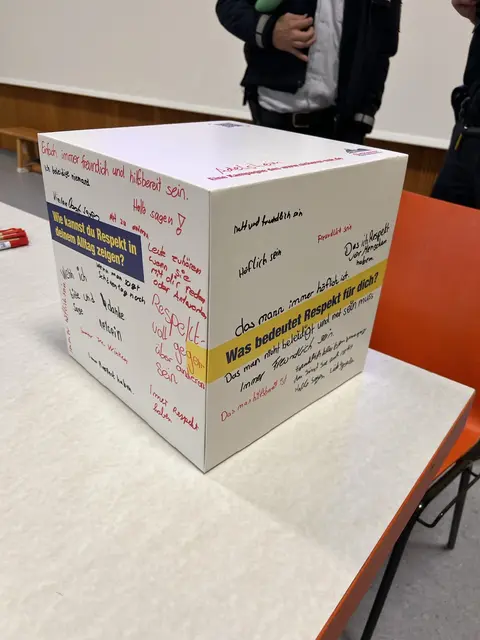 Die Schüler der 7. Klassen notieren, was Respekt für sie bedeutet und wie man diesen im Alltag zeigen kann.