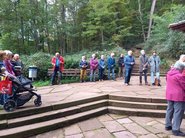 Am Ende der Hl. Messe: die Gläubigen warten auf den Segen - oder auf den "kurzen" Umtrunk? | Foto: Kurt Bittner