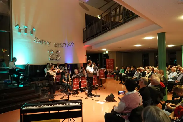 Das Tanz- und Salonorchester Elsenfeld El’Sava und der Jubiläums-Gesangsverein Großheubach Acalanto (seit 25 Jahren im besten Chor-Alter) präsentierten ein abwechslungsreiches Programm, das von klassischen Salonstücken über schwungvolle Musik bis hin zu modernen Chorarrangements reichte. 