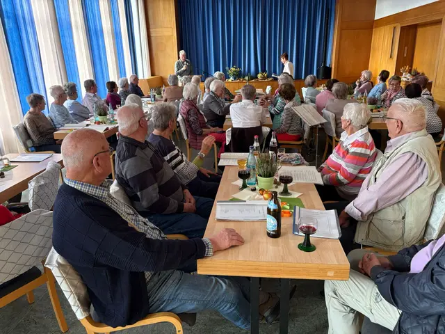 Kurt Bittner begrüßte ebenfalls die Seniorinnen und Senioren. | Foto: Christa Schmitt