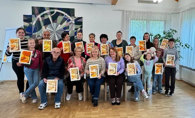 Stolz präsentieren die Teilnehmer des therapeutischen Malens ihre Werke. In der Mitte Leiterin Dr. Iryna Synhaivska (gestreifter Pulli) und Koordinatorin Tetiana Kondratiuk (lila Bluse). | Foto: Yaroslav Kondratiuk