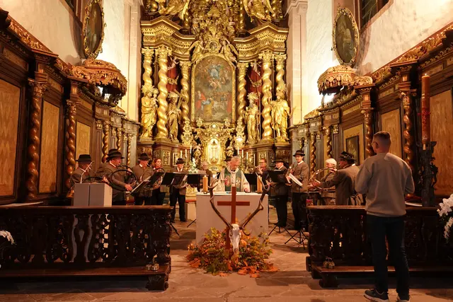 Die Musik der Wertheimer Jagdhornbläser war nicht nur Begleitung, sondern Predigt in Tönen – ein Wechselspiel von Jagdleidenschaft und Schöpfungsverantwortung. Foto Roland Schönmüller 
