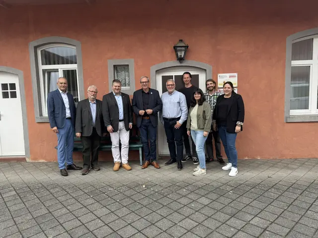 Namen von links an:
Edwin Pfeifer, 1. Vorsitzender BSA e. V.
Heinrich Almritter , 2. Vorsitzender BSA e. V.
Jan Vrubl, Kassierer BSA e. V.
Thomas Zöller, MdL
Michael Wildemann, Leiter BSA e. V.
Christian Nutz, Pflegestützpunkt
Diana Müller, Pflegestützpunkt
Marco Andres, Fachstelle pflegende Angehörige und Wohnberatung
Nicole Witt, Fachstelle Demenz Unterfranken
 | Foto: Büro Zöller