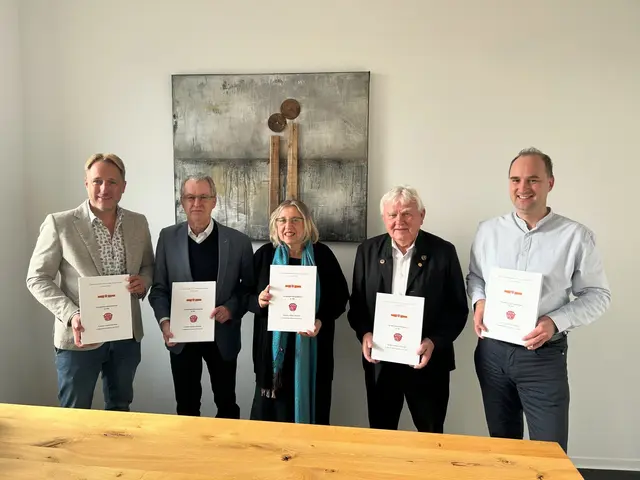 Der amtierende Rathauschef Markus Krebs mit seinen Vorgängern Martin Stock, MdL, Peter Maurer u. Hermann Spinnler sowie der Autorin Susanna Rizzo. | Foto: Markt Sulzbach a.Main