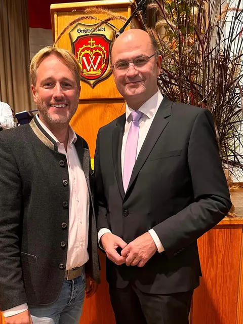 Der Bayerische Finanzminister Albert Füracker, MdL, überbringt erfreuliche Nachrichten an MdL Martin Stock.