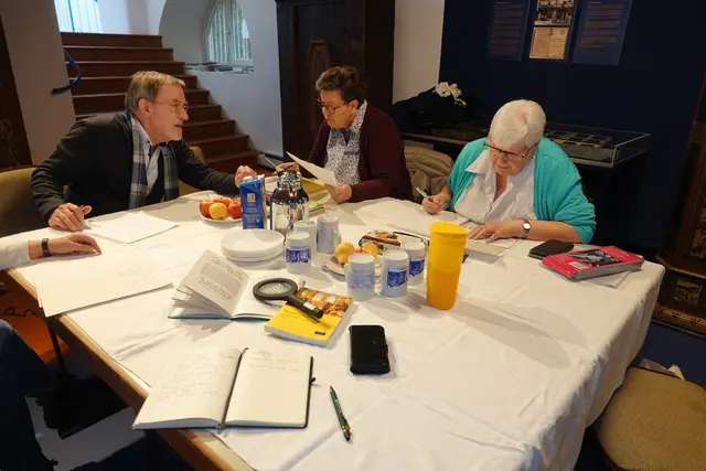 Schriftsprechstunde im Grafschaftsmuseum Wertheim 
Mit (von rechts) Rosemarie Lubianski, Edith Schwab und Ludwig Weiser stehen drei erfahrene und leidenschaftliche Schriftexperten zur Verfügung. Foto Roland Schönmüller 