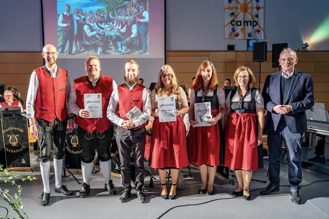 Musikerehrung (von links nach rechts): Eintracht-Vorsitzender Benjamin Bohlender, Simon Kruppa, Sven Dotzauer-Klier, Hannah Winter, Verena Bernard, stellv. Vorsitzende Musikkapelle Svenja Vill und der Präsident des Musikverbands Untermein Berthold Rüth. | Foto: Felix Wöber