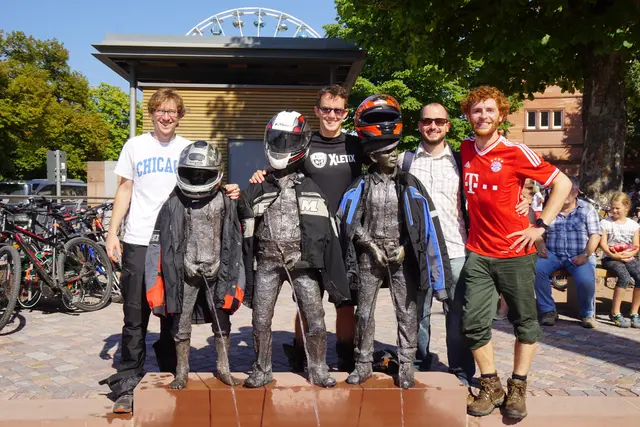 Das Denkmal „Die drei Staffelbrunser“ aus dem Jahr 2016 ist mehr als eine Skulptur – es ist ein lebendiges Symbol für die Miltenberger Lebensfreude, für Zusammenhalt und für die Fähigkeit, mit einem Augenzwinkern auf die eigene Geschichte zu blicken.