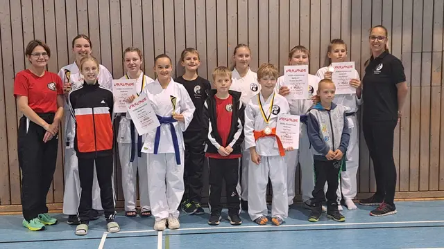 Die erfolgreichen Sportler / Sportlerinnen mit ihren Trainerinnen