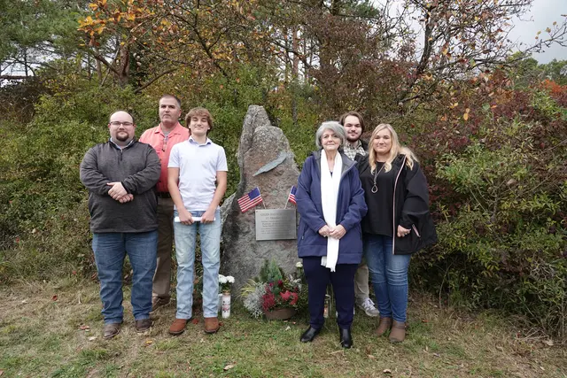 Angehörige eines verunglückten Piloten aus Amerika besuchten die Gedenkveranstaltung in Eiersheim. Foto Roland Schönmüller 