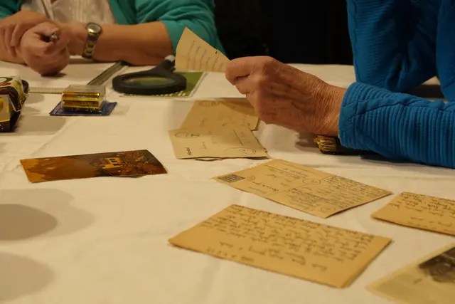  Alte Briefe, Urkunden und Eintragungen sind mehr als nur vergilbtes Papier – sie sind Fenster in die Vergangenheit und erzählen persönliche Geschichten. Foto Roland Schönmüller 