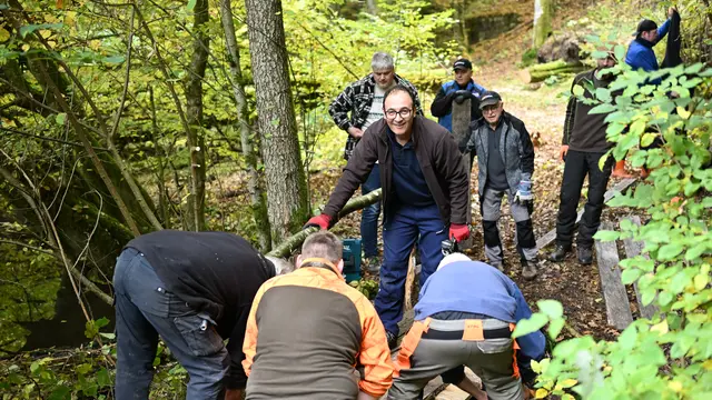 Gemeinsam anpacken für den Naturschutz: Freiwillige aus Rothenbuch und umliegenden Gemeinden bereiten den neuen Wegeabschnitt im Hafenlohrtal vor. | Foto: Jennifer Weidle