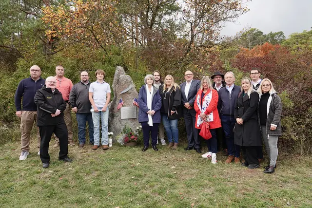 Würdevolle Gedenkfeier in Külsheim-Eiersheim mit US-Familien-Angehörigen und örtlichen Vertretern, Verantwortlichen  und Vereinsvorsitzenden der Stadt Külsheim und des Ortes Eiersheim.
