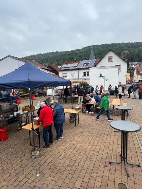 Gemütliche Atmosphäre auf dem Dorfplatz | Foto: Kellerfreunde Schneeberg e.V.