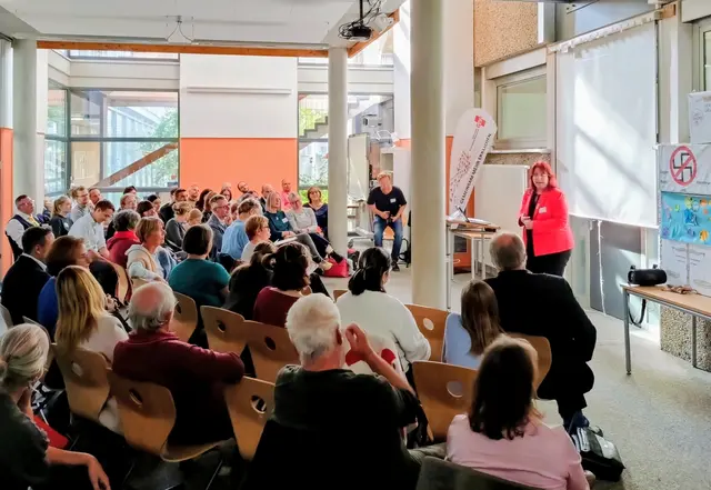 Monika Stein spricht vor den versammelten Zuhörer*innen | Foto: Klaus Brauch-Dylla