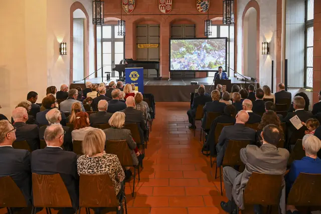 Miltenbergs Bürgermeister Bernd Kahlert würdigte das langjährige soziale Engagement des Clubs für die Region.
 | Foto: Waldemar Stockert