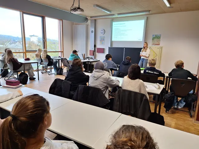 Noa Melina Peer von der AOK Bayern bereitet die Schülerinnen und Schüler auf die Bewerbungsphase vor. | Foto: Rainer Schäfer