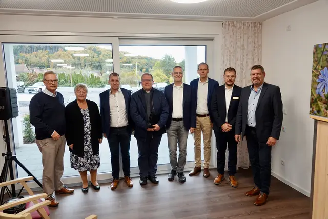 Positives Zeichen für die Zukunft der Pflege in Faulbach. v. l. Projekt- Verantwortliche und Ehrengäste: Joachim Roth, Gisela Zöller, Bernhard Wolf, Bernd Winter, Gerald Rosel, Enrico Löhrke, Andreas Zöller und Wolfgang Hörnig. 
Foto Roland Schönmüller 