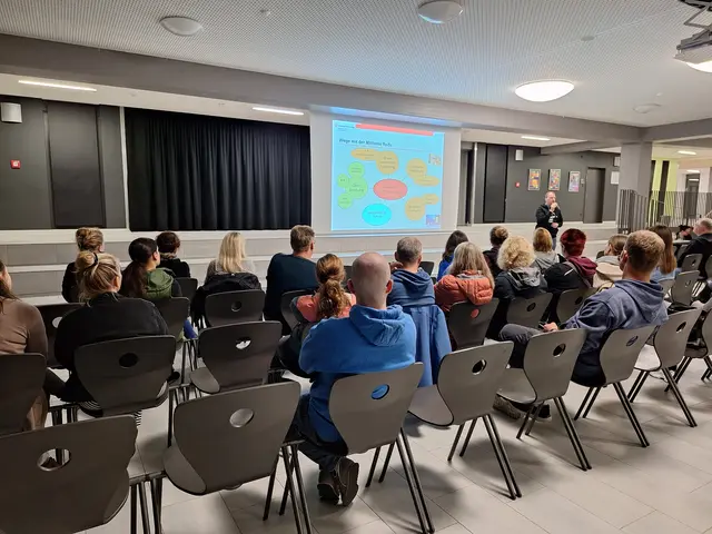 Berufsberater Andreas Poser gibt mit seiner Kollegin Corina Reichert Tipps, wie Eltern ihre Kinder bei der Ausbildungssuche unterstützen können. | Foto: Rainer Schäfer