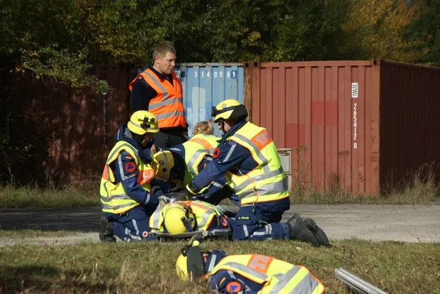 Bei der Abschlussübung mussten Personen gesucht, kategorisiert und abtransportiert werden. | Foto: Stefan Wolf