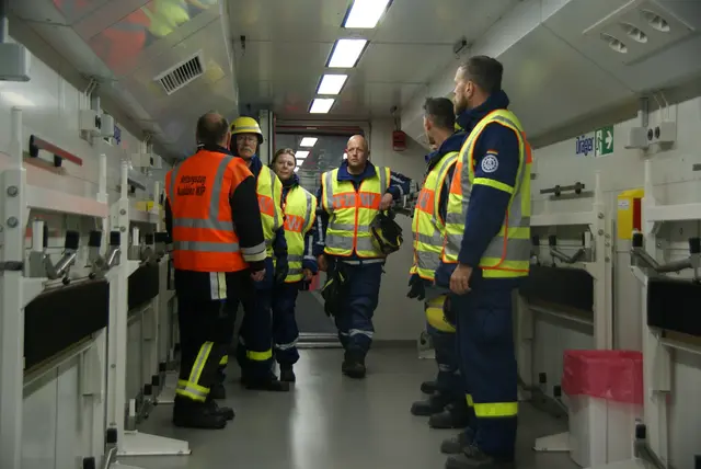 Einweisung der Einsatzkräfte in die Technik des Rettungszuges - hier dem Sanitätswagon. | Foto: Stefan Wolf