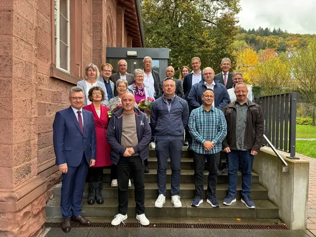 Ihre 25- und 40-jährigen Dienstjubiläen feierten jüngst acht Mitarbeitende im Landratsamt Neckar-Odenwald-Kreis. Dabei verabschiedete Landrat Dr. Achim Brötel auch vier Kolleginnen und Kollegen in den Ruhestand. 

 | Foto: Landratsamt Neckar-Odenwald-Kreis