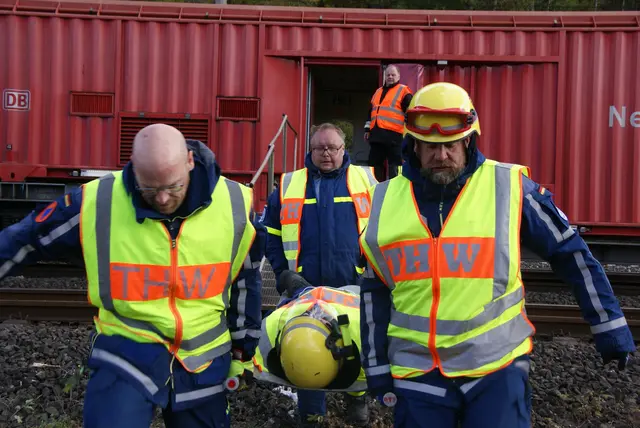 Ein Patient wird aus dem Rettungszug an die Einsatzkräfte zur Weiterbehandlung übergeben. | Foto: Stefan Wolf
