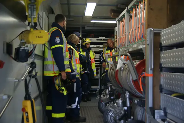 Der Rettungszug führt jede Menge Feuerwehrtechnik mit. | Foto: Stefan Wolf