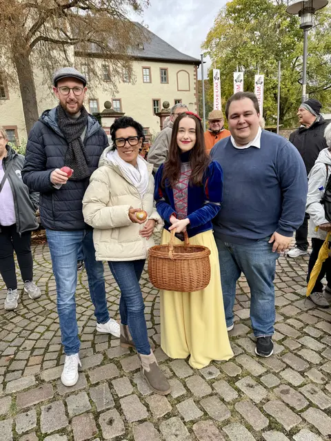 Schneewittchen hat für die Gäste aus Erlenbach Äpfel mitgebracht (von links): SPD-Fraktionsvorsitzender im Stadtrat Benjamin Bohlender, Ortsvorsitzende Helga Raab-Wasse und der Vorsitzende der Lohrer SPD Marc Nötscher. 