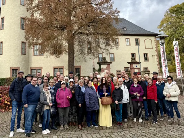 Die Erlenbacher SPD zu Besuch in Lohr am Main, empfangen von Schneewittchen persönlich. 