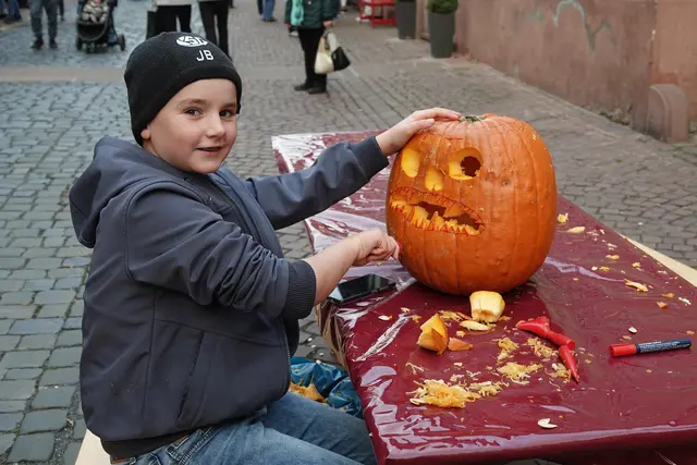 Vergnügen bereitete das Kürbis-Schnitzen. 