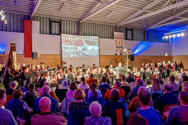 Musikkapelle und Chor der „Eintracht“ führen zum Finale des Jubiläumskonzerts gemeinsam „Music“ von John Miles auf.  | Foto: Felix Wöber