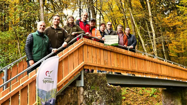 Feierliche Eröffnung am 17. Oktober 2025: Der neue Schondrasteg verbindet Gräfendorf und Wartmannsroth. | Foto: Jennifer Weidle