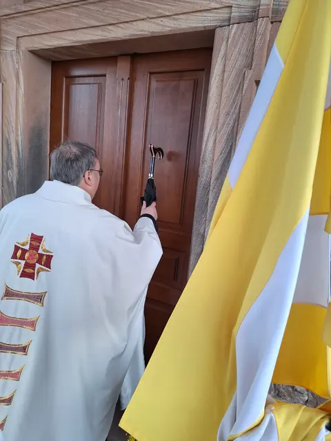 Monsignore Franz Leipold öffnet die neuen Türen der Wendelinuskapelle