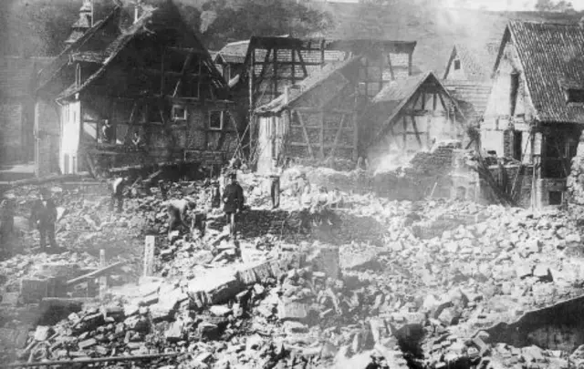 1913: Das Obernburger Schwarzviertel steht in Flammen - hier: Blick Richtung Oberes Tor | Foto: Heimat- und Verkehrsverein Obernburg