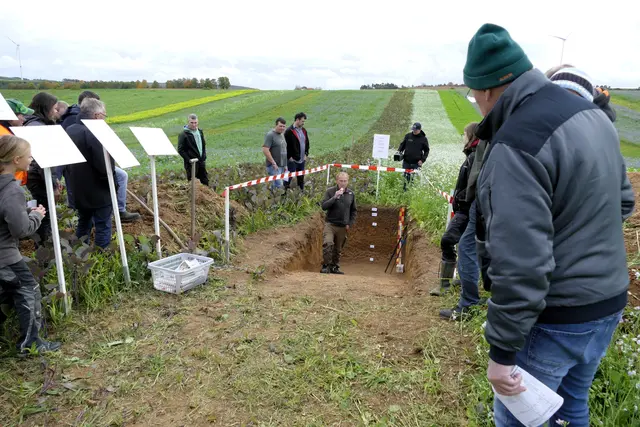 Ein Fenster in die Erde: Dieter Knakowski erläutert das freigestellte Bodenprofil. | Foto: Frauke Beck