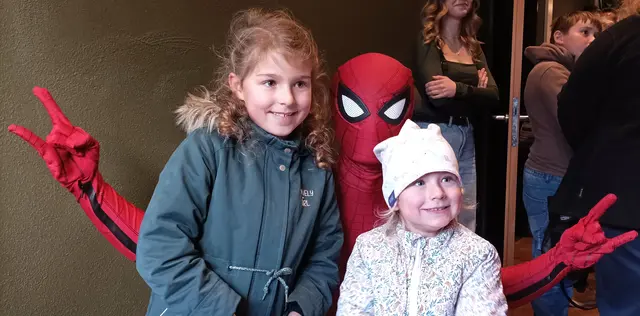 Spiderman unterhielt auch die Jüngsten, bevor es zum Kinderschminken ging. | Foto: Kino Walldürn