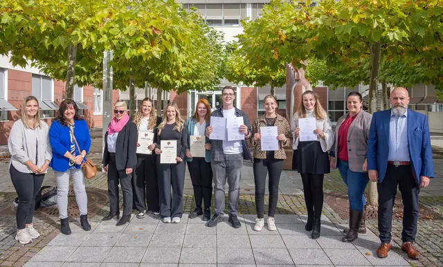 Glückwünsche zur bestandenen Ausbildung im Landratsamt mit (von links) Alica Hofert (künftige Personal-Bereichsleiterin), Christine Scherf (Personal-Bereichsleiterin), Martina Wolfstädter (Ausbildungsleiterin), die erfolgreichen Auszubildenden Ivonne Herkert, Lara Törke, Laura Markert, Jeremy Hart, Eva Nowak und Lena Kraus, Personalleiterin Ina Jankowsky und stellvertretender Landrat Bernd Schötterl. | Foto: Winfried Zang