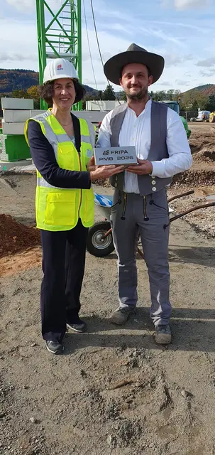 Verena Queck-Glimm mit dem Grundstein für den Bau der neuen Papiermaschine PM8. | Foto: Andrea Kaller-Fichtmüller