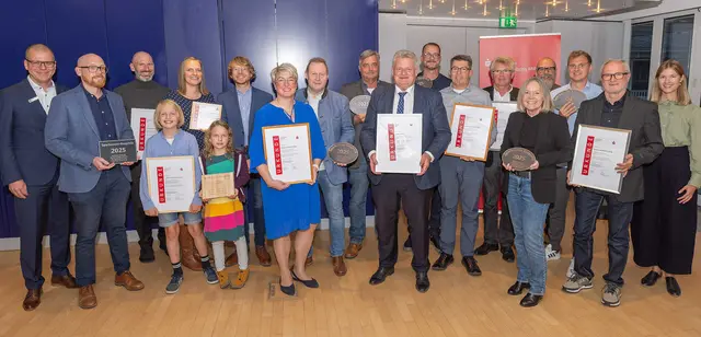 Die Übergabe der Baupreises wurde flankiert von Sparkassen-Vorstandsmitglied Philipp Ehni (links), der neuen Gebietsreferentin für Denkmalpflege, Julia Heinzel (rechts), sowie stellvertretendem Landrat Bernd Schötterl (Vierter von rechts).  | Foto: Winfried Zang