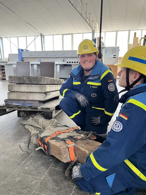 Betreuung der aufgefundenen Person, während die notwendigen Geräte herbeigeschleppt werden. | Foto: Marco Schlackl Grech