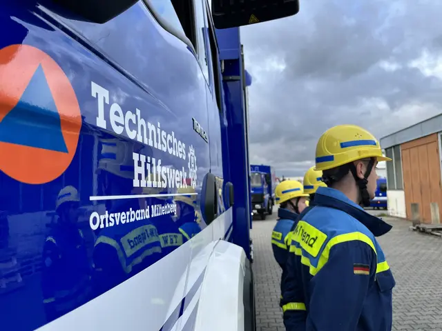Die jungen Einsatzkräfte warten auf weitere Anweisungen. | Foto: Marco Schlackl Grech