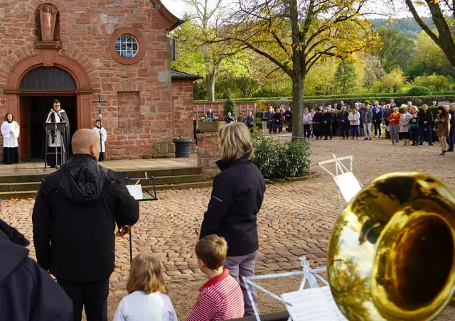 Wenn die Tage kürzer werden, leuchten die Erinnerungen heller. Allerheiligen und Allerseelen sind keine Pflichttermine – sie sind Einladung. Zum Gedenken, zum Erzählen, zum Weiterleben. Und vielleicht auch zum Zuhören. Denn jede Generation hat ihre eigene Melodie der Erinnerung.
