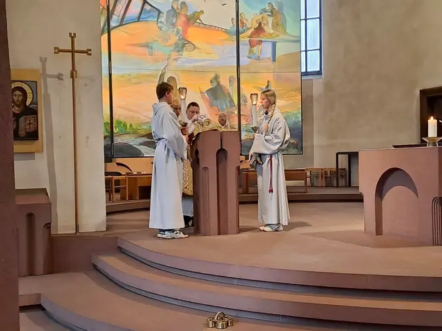 Diakon Florian Grimm verkündigt das Evangelium in der Messfeier zu Allerheiligen | Foto: Martin Winkler