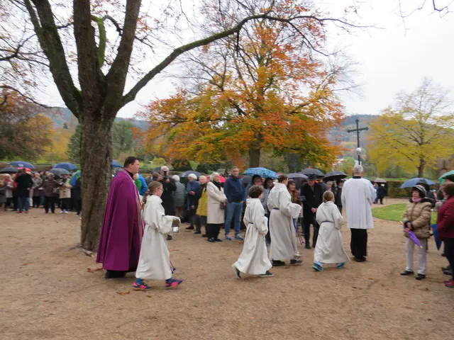 Pfarrer Jan Kölbel auf dem Weg zur Gräbersegnung | Foto: Nina Reuling