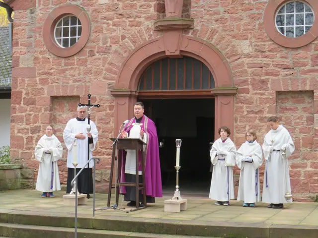Pfarrer Jan Kölbel zelebrierte die Andacht zu Allerheiligen auf dem Hauptfriedhof Miltenberg | Foto: Nina Reuling