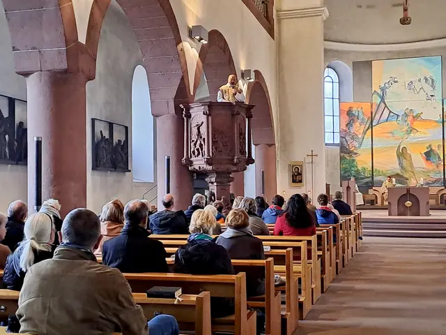 Pfarrvikar Ninh predigte von der Kanzel in der Messfeier zu Allerheiligen | Foto: Martin Winkler